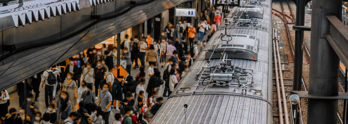 人混みと駅